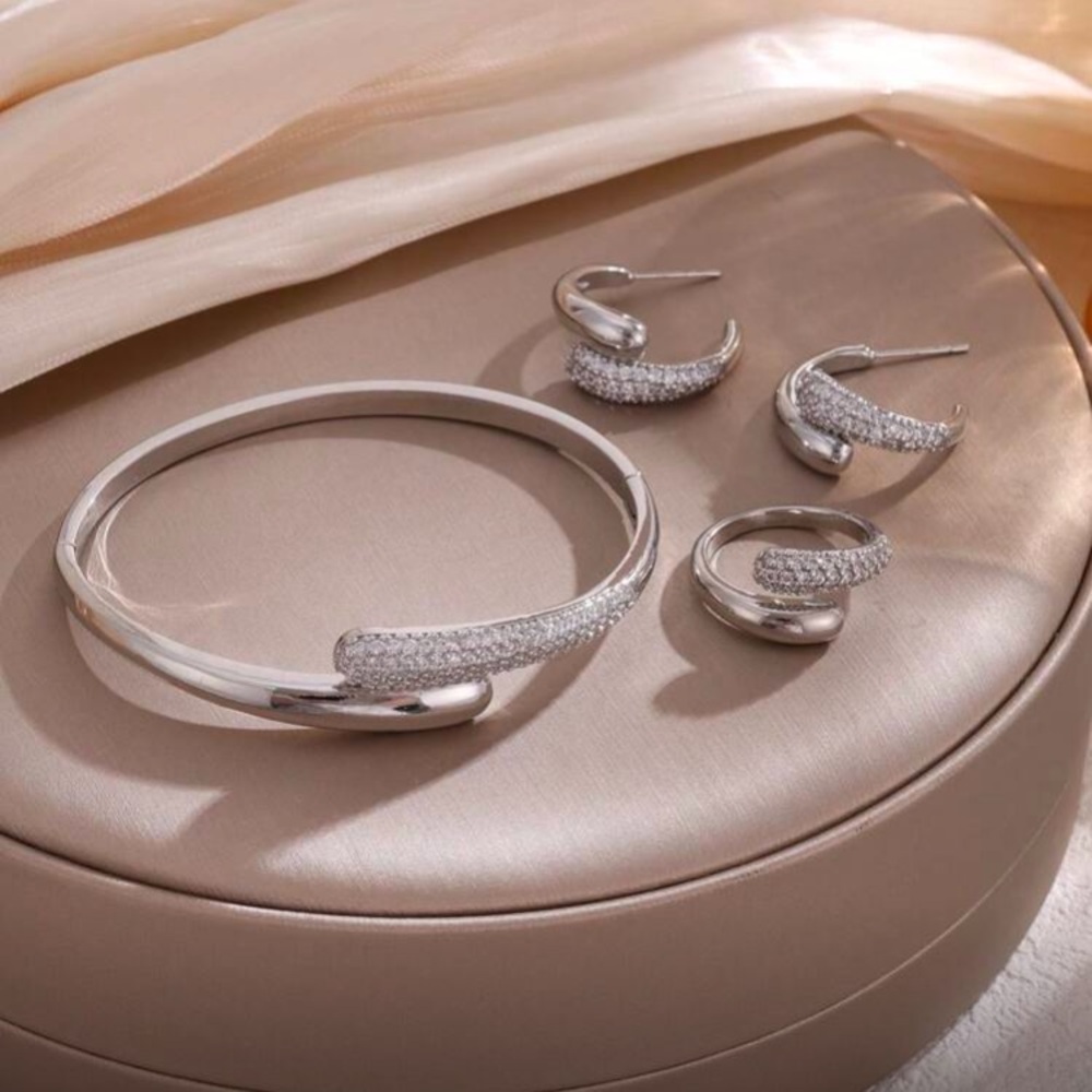 Elegant Silver Jewelry Set - Picture 3 of 3